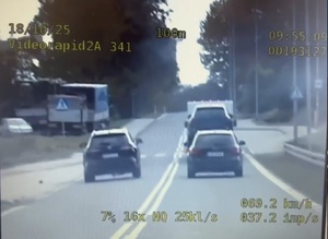 samochód wyprzedza inne pojazdy na przejściu dla pieszych