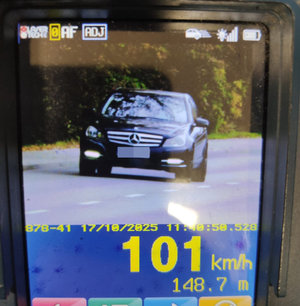 Zdjęcie wyświetlacza miernika prędkości które przedstawia pojazd osobowy który jechał z prędkością 101 km/h