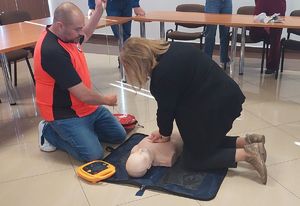 pracownica komendy podczas szkolenia na fantomie