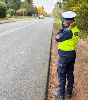 policjantka mierzy prędkość
