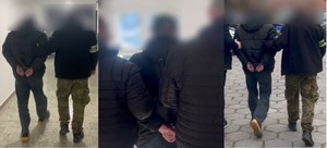 kolaż zdjęć przedstawiający zatrzymanych mężczyzn prowadzonych przez policjantów