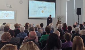 policjant przemawia do seniorów