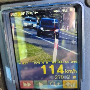 zdjęcie miernika prędkości z widocznym samochodem oraz prędkością z jaką się poruszał