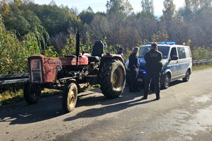 policjanci i Straż Leśna kontroluje kierującego ciągnikiem