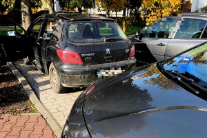 samochód Peugeot stojący na parkingu