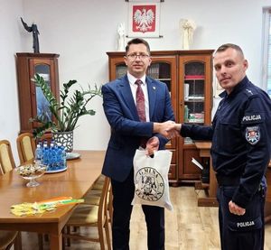 dzielnicowy z wójtem gminy Telatyn, który przekazuje odblaski