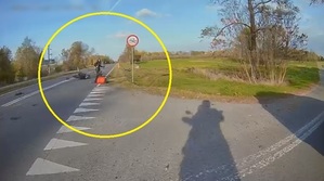 wypadek z udziałem motocyklistów i rowerzysty