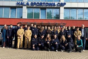 zdjęcie grupowe uczniów klasy mundurowej