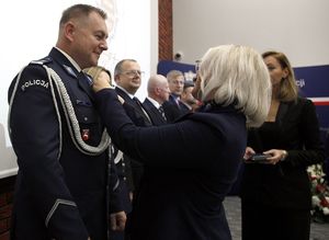 komendant Gil otrzymuje medal od przewodniczącej Związku Zawodowego Policji