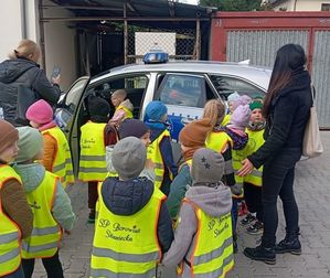 dzieci obok radiowozu