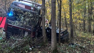 rozbite samochody poza drogą