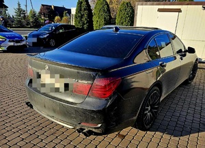 zatrzymane czarne BMW, obok radiowóz policji