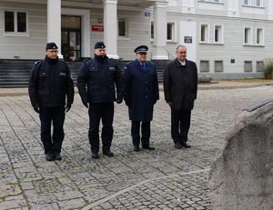 policyjna delegacja składa hołd pod pomnikiem