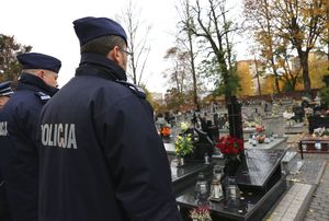 policjanci przy grobie policjanta