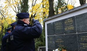 policyjna delegacja oddaje hołd