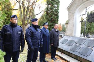 policyjna delegacja oddaje hołd poległym funkcjonariuszom