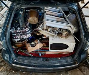 złom w bagażniku samochodu osobowego
