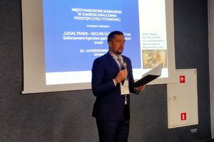 naczelnik Dziadosz podczas wystąpienia