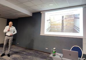 uczestnik seminarium podczas wystąpienia