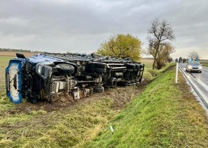 ciężarówka w rowie