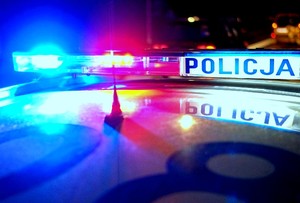 Zainstalowana na dachu radiowozu lampa z czerwonym światłem oraz podświetlanym napisem &quot;Policja&quot;