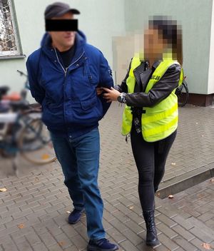 policjantka prowadzi zatrzymanego