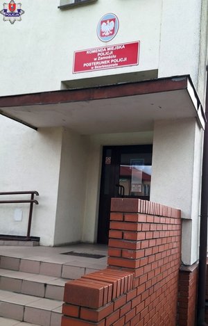 wejście do budynku, w którym mieści się Posterunek Policji w Skierbieszowie
