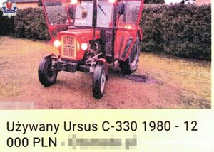 na trawie stoi ciągnik rolniczy