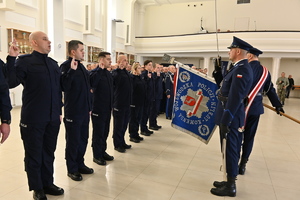 policjanci ślubują na sztandar jednostki