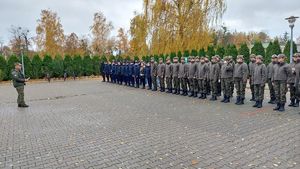 uczniowie klasy mundurowej na ćwiczeniach