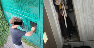 kolaż zdjęć, młody mężczyzna uderza w paczkomat i szafa na ubrania