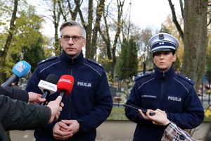 policjanci podczas briefingu