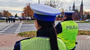 policjanci przy cmentarzu