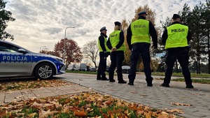 policjanci przy cmentarzu