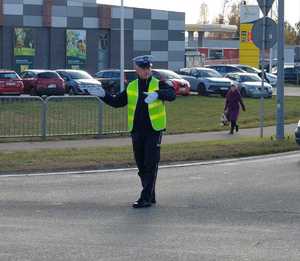 policjant kieruje ruchem