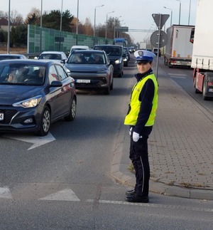 policjantka kieruje ruchem