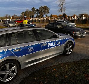 policjant przy radiowozie