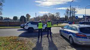 policjanci przy drodze