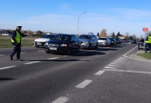 policjant kieruje ruchem