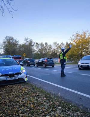policjanci dbają o bezpieczeństwo w okolicach cmentarzy