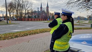 policjanci dbają o bezpieczeństwo w okolicach cmentarzy