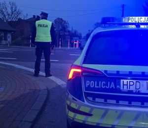 policjant przy radiowozie