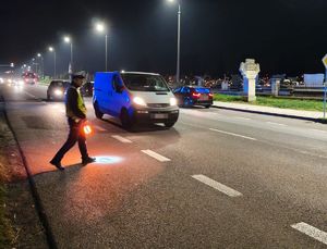 policjant przy drodze