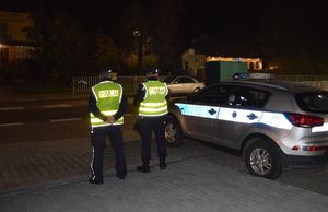 policjanci przy radiowozie