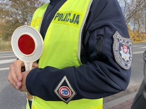 policjant z tarczą do zatrzymywania pojazdów