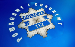 napis Pomagamy i Chronimy na niebieskim tle