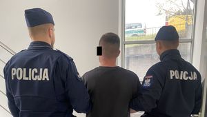 policjanci z zatrzymanym mężczyzną