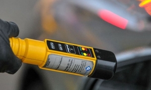 urządzenie do badania stanu trzeźwości trzymane w dłoni