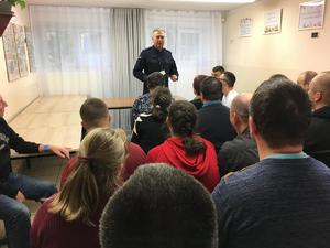policjant na spotkaniu profilaktycznym z podopiecznymi Warsztatów Terapii Zajęciowej