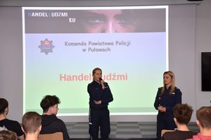 dwie policjantki na prelekcji z młodzieżą
